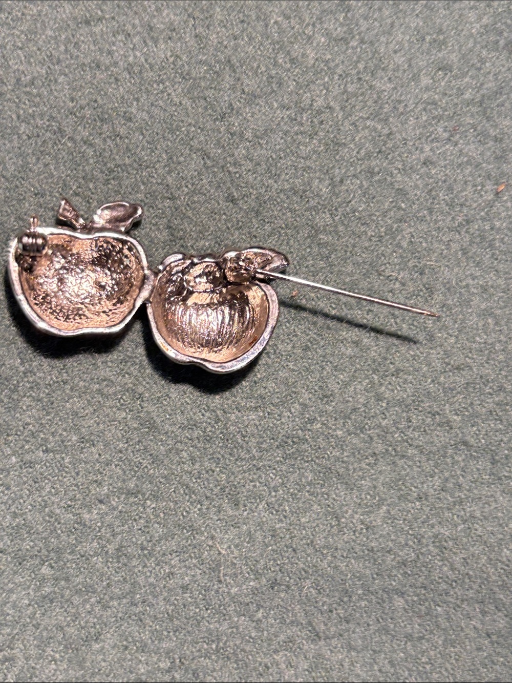 Apple brooch - Picture 5 of 6